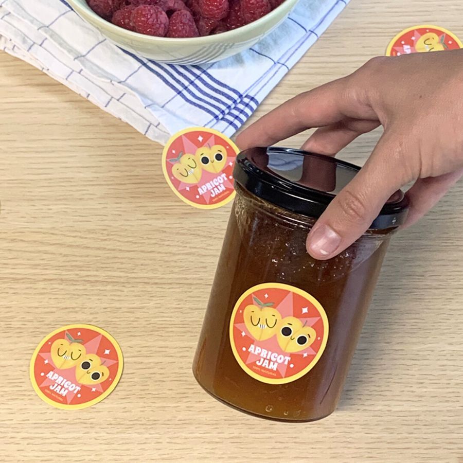 Des étiquettes entièrement personnalisées pour bocaux de confiture faite maison.